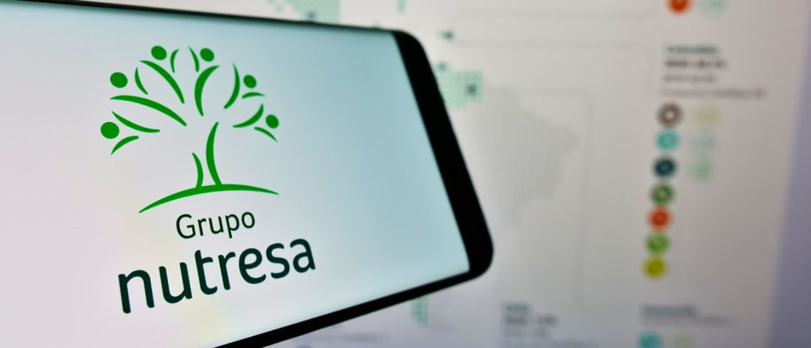 Persona trabajando en computadora